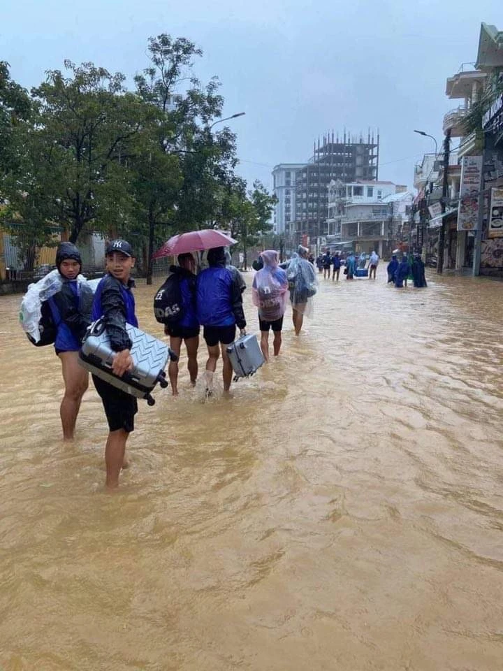 Cầu thủ Huế di chuyển ra xe để vào Đà Nẵng trưa 10-10. Ảnh: Quang Sang