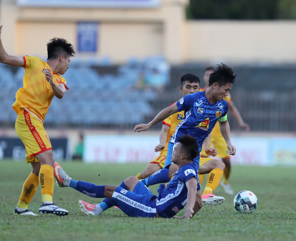 Thanh Trung và các đồng đội đã thắng Thanh Hóa 2-1 ở giai đoạn 1