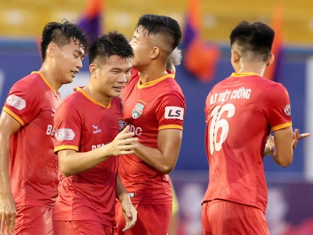Sức trẻ cùng sự quyết tâm của B.Bình Dương đã gây bất ngờ cho Sài Gòn FC. Ảnh: DŨNG PHƯƠNG