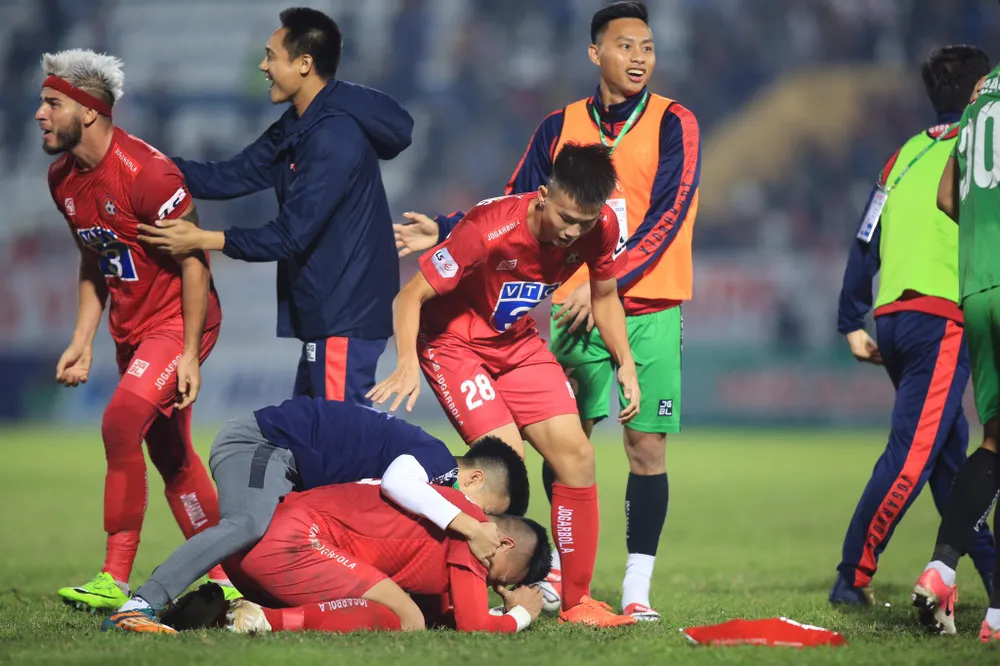 Niềm vui sớm trụ hạng của các cầu thủ Hải Phòng. Ảnh: MINH HOÀNG