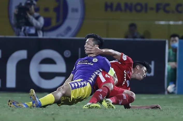 Văn Quyết tranh bóng cùng Tiến Dũng. Ảnh: MINH HOÀNG