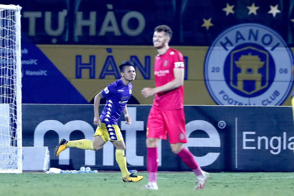 Quang Hải phấn khích sau khi thực hiện siêu phẩm nâng tỷ số 2-1. Ảnh: MINH HOÀNG