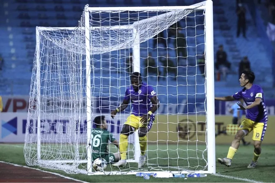 Khung thành Sài Gòn FC 4 lần bị xé toang bởi sức mạnh của đội chủ nhà. Ảnh: MINH HOÀNG