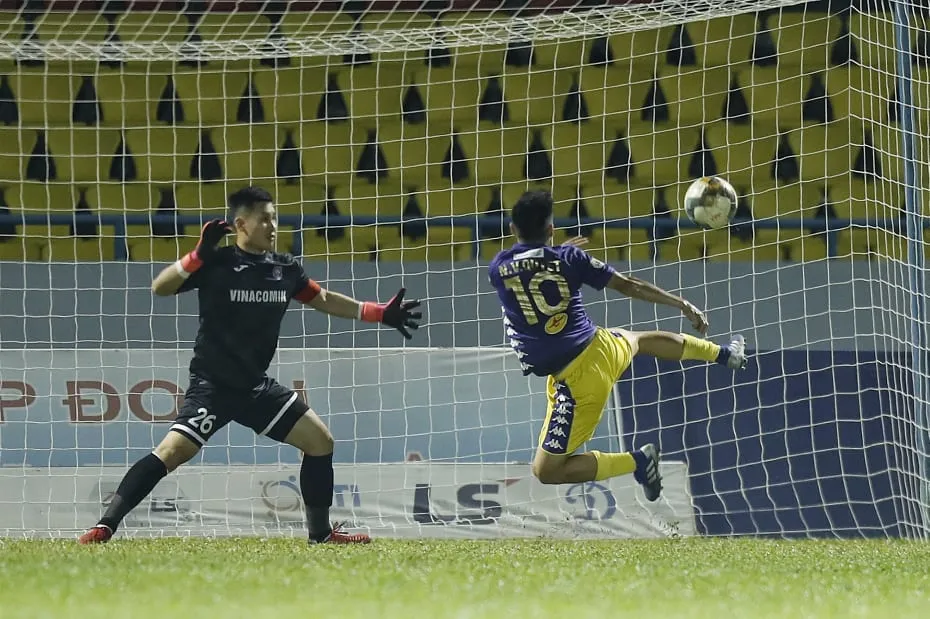 Bàn thắng nâng tỷ số 2-0 của Văn Quyết. Ảnh: MINH HOÀNG