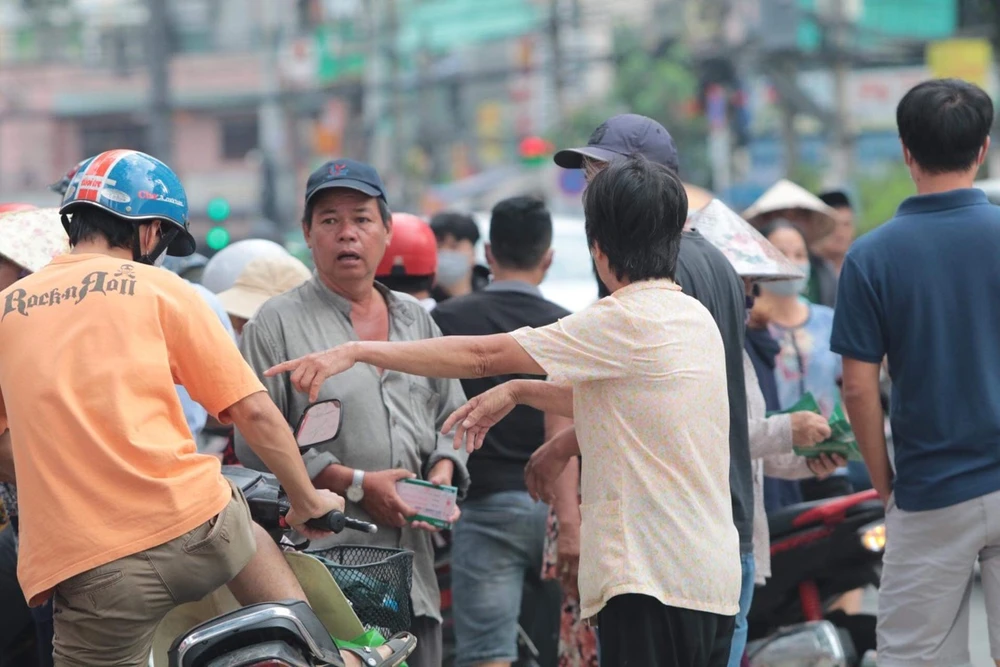 Phe vé hoạt động trước sân Thống Nhất 