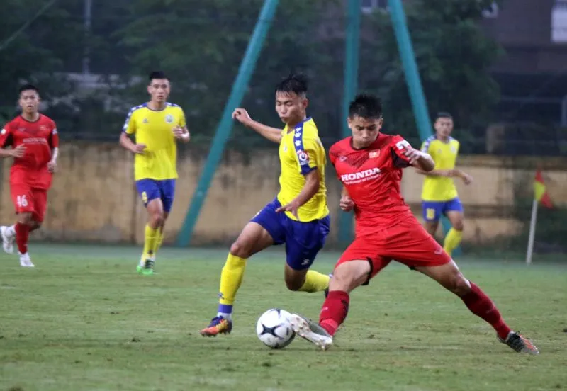 U22 Việt Nam trong trận gặp Nam Định vào chiều 15-11