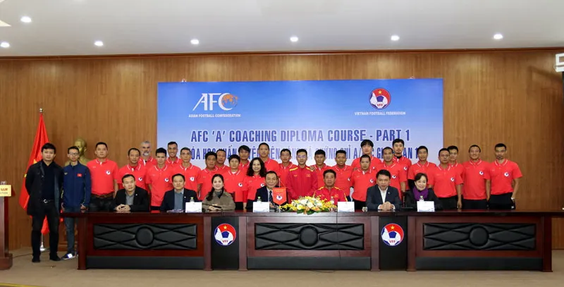 Lãnh đạo VFF chụp ảnh lưu niệm cùng các học viên tham dự khóa học