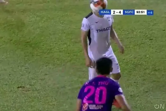 Hồng Duy "lãnh" trọn quả bóng từ cú ném biên của cầu thủ Sài Gòn FC