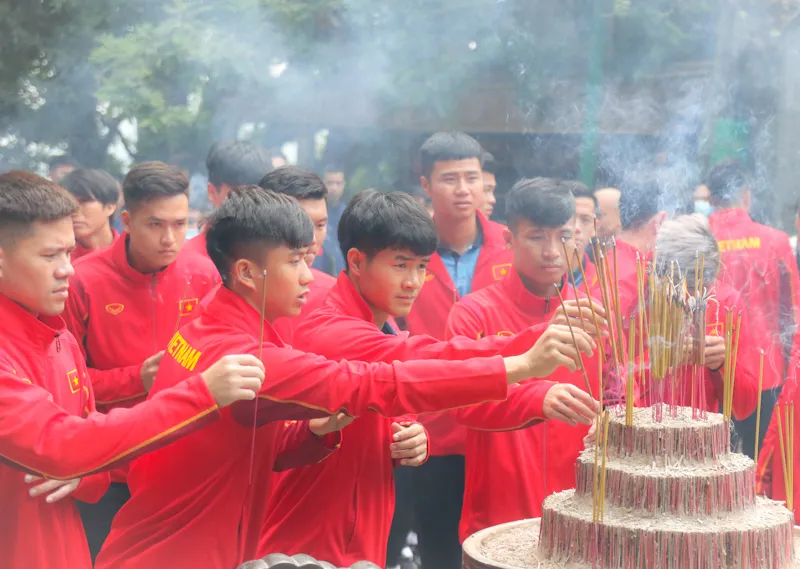 ĐTQG và U22 Việt Nam dâng hương tưởng nhớ các vua Hùng ảnh 2 ĐTQG và U22 Việt Nam dâng hương tưởng nhớ các vua Hùng ảnh 2