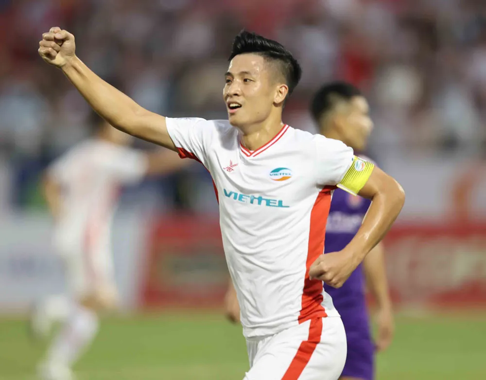 Thủ quân Bùi Tiến Dũng 