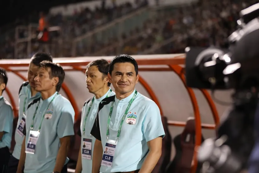 HLV Kiatisak: Cổ động viên Việt Nam rất thân thiện ảnh 1