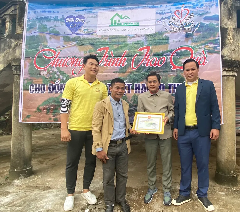 Lãnh đạo Công ty Đại Đông Hồ cùng những người bạn đã có chuyến đi thiện nguyện tại miền Trung