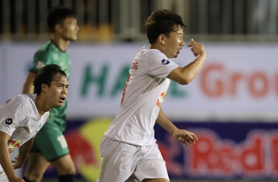 Văn Toàn và Minh Vương lập công cho HA.GL. Ảnh: DŨNG PHƯƠNG