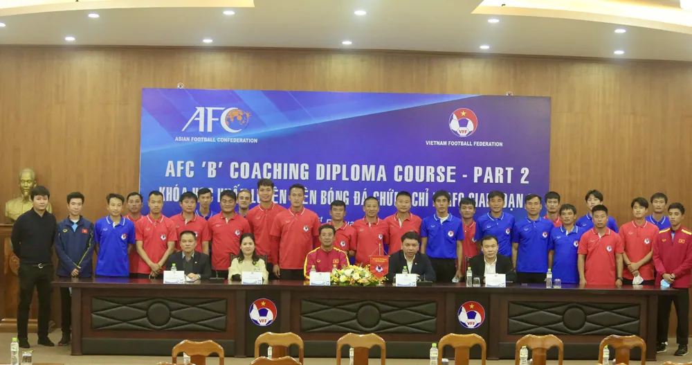 Các học viên chụp hình lưu niệm cùng giảng viên, lãnh đạo VFF