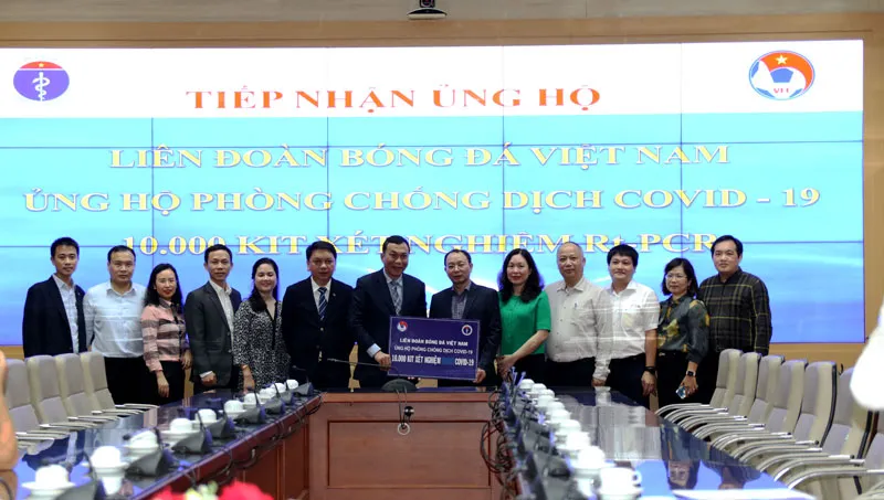 VFF trong đợt thăm, tặng 10.000 bộ kit Realtime RT-PCR đến Bộ Y Tế vào năm ngoái