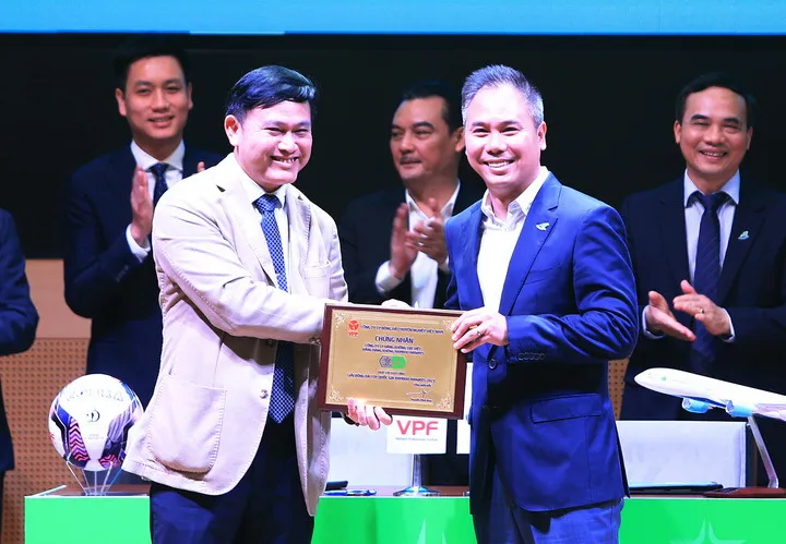 Ông Trần Anh Tú, Chủ tịch HĐQT Công ty VPF trao tặng bảng danh vị cho ông Đặng Tất Thắng – Phó Chủ tịch kiêm TGĐ Hãng Hàng Không Bamboo Airways. Ảnh: VPF