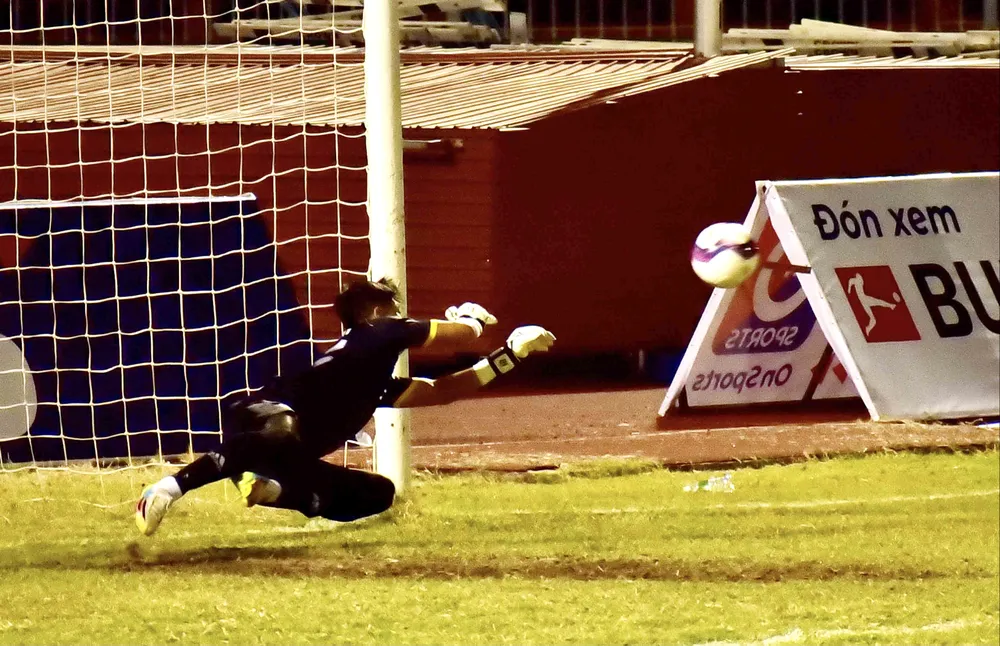 Thanh Vũ đẩy được quả phạt 11m của Thanh Bình. Ảnh: DƯƠNG THU