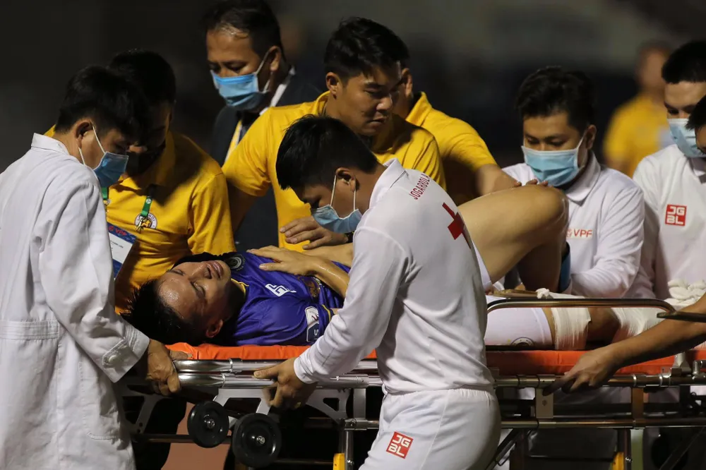Đỗ Hùng Dũng dính chấn thương nặng sau pha vào bóng của Ngô Hoàng Thịnh ảnh 2