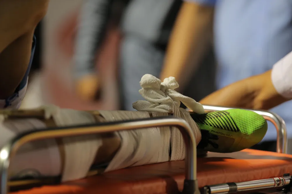 Đỗ Hùng Dũng dính chấn thương nặng sau pha vào bóng của Ngô Hoàng Thịnh ảnh 3