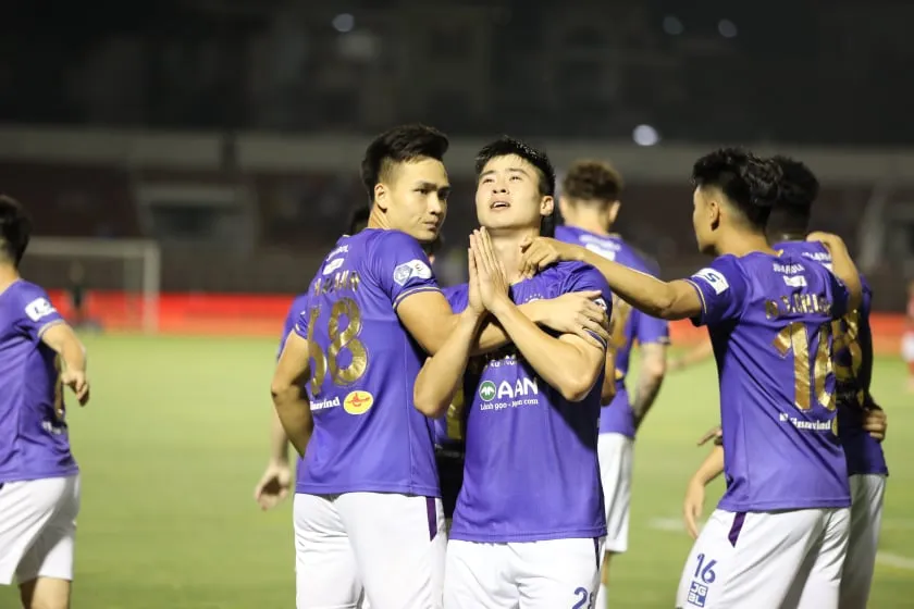 Đỗ Hùng Dũng dính chấn thương nặng sau pha vào bóng của Ngô Hoàng Thịnh ảnh 4