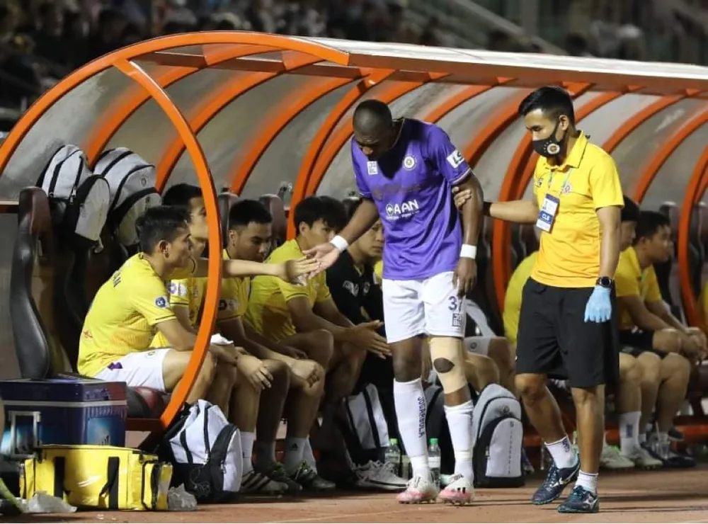 Bruno rời sân vào đầu trận. Ảnh: NGUYỄN HOÀNG