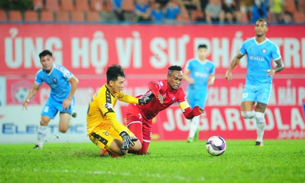 Một pha sóng gió trước khung thành đội Đà Nẵng. Ảnh: VPF