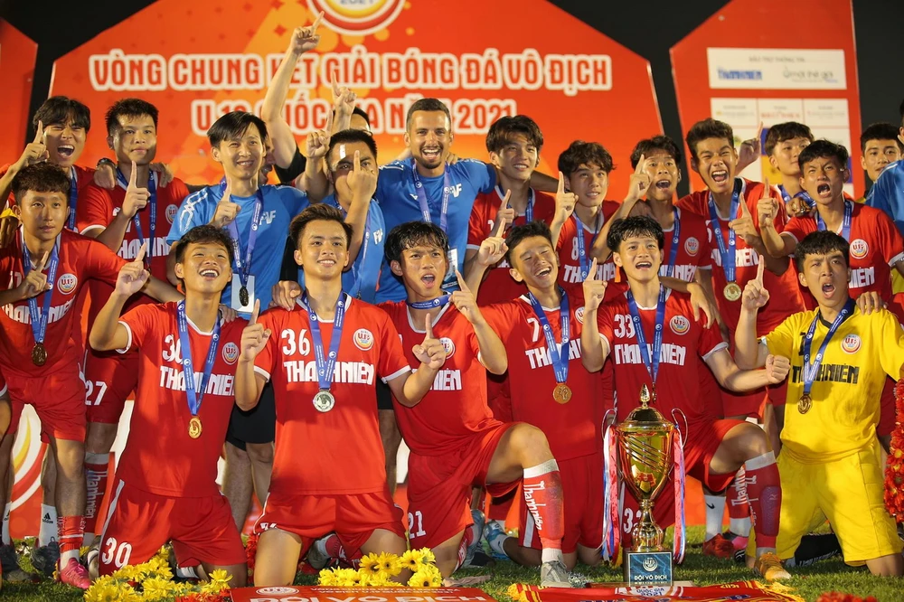 Niềm vui của U19 PVF khi bảo vệ thành công ngôi vô địch. Ảnh: DŨNG PHƯƠNG