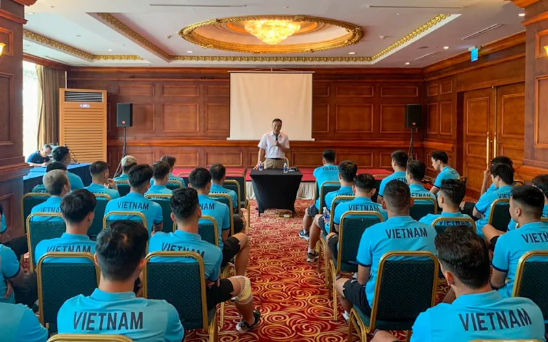 Lãnh đạo VFF gặp toàn đội vào ngày 8-5