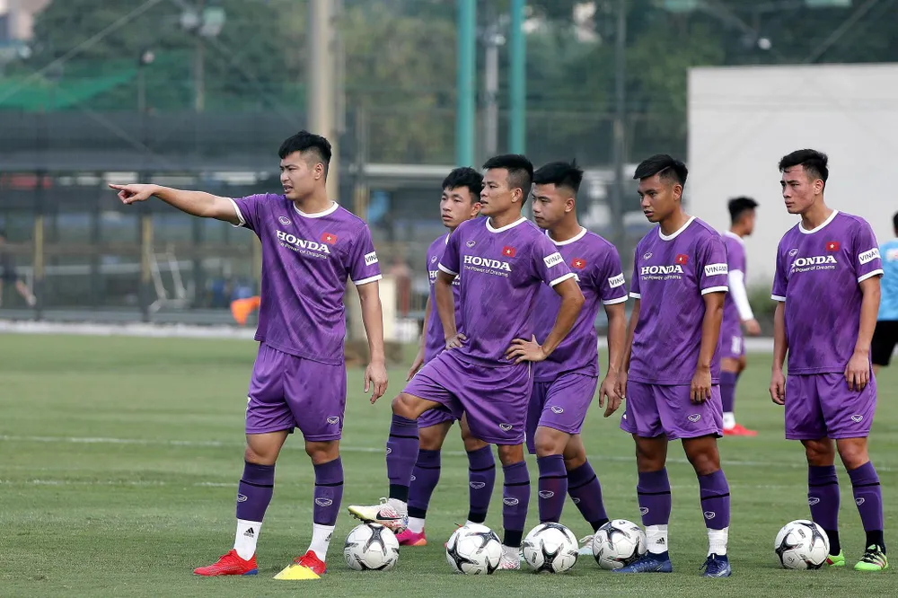 Đội U22 Việt Nam trên sân tập chiều 12-5. Ảnh: MINH HOÀNG