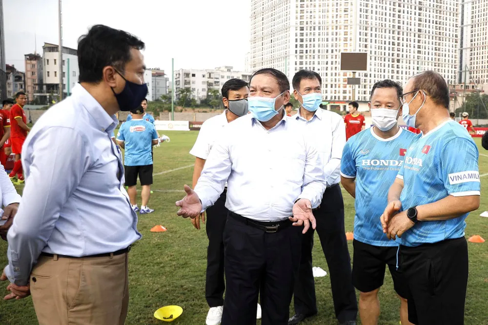 Đội tuyển Việt Nam hạn chế tiếp xúc bên ngoài ảnh 5