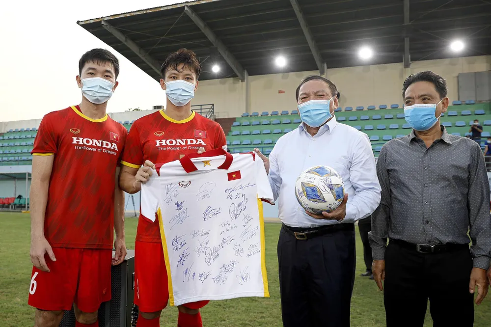 Đội tuyển Việt Nam hạn chế tiếp xúc bên ngoài ảnh 6