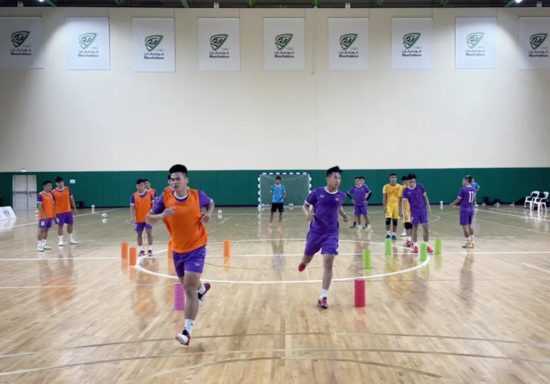 ĐT futsal và trong buổi tập làm quen sân thi đấu vào tối 21-5. Ảnh: ANH TRẦN
