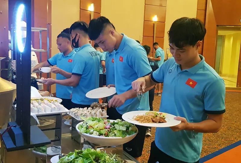 Các thành viên đội tuyển "nạp năng lượng" ngay khi về đến khách sạn
