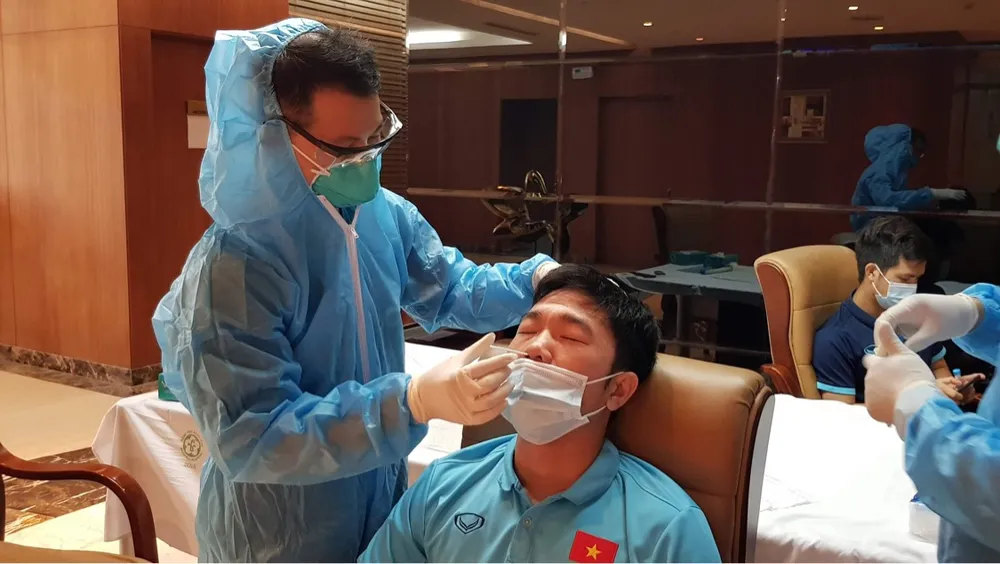 Xuân Trường đang được bác sĩ lấy mẫu xét nghiệm. Ảnh: TÂY SƠN
