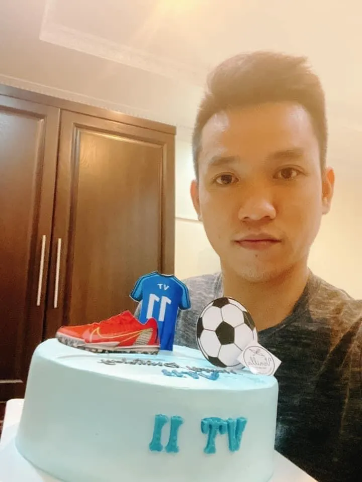 Văn Vũ bên chiếc bánh sinh nhật trong phòng khách sạn