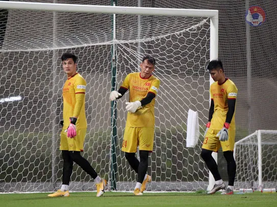 Đội tuyển Việt Nam lần đầu rèn quân vào sáng sớm ảnh 2