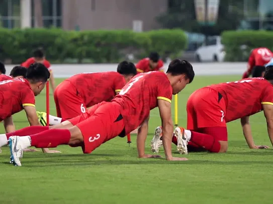 Đội tuyển Việt Nam lần đầu rèn quân vào sáng sớm ảnh 1