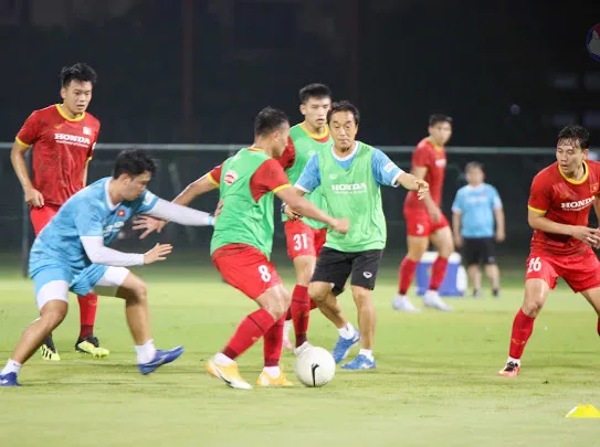 Tuấn Anh và Văn Toàn trở ra sân tập ảnh 1