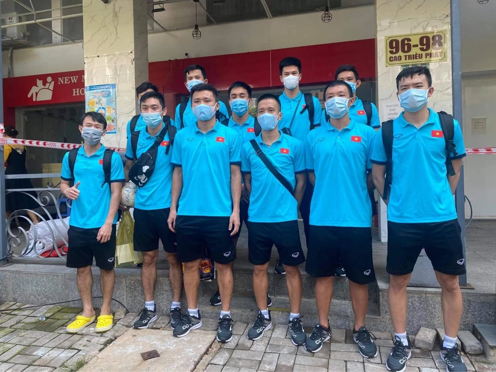 Đội tuyển futsal rời khách sạn cách ly vào ngày 17-6. Ảnh: QUỐC AN