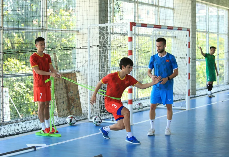 HLV Miguel Ledesma Carrasco đang hướng dẫn Quốc Nam trong bài tập thể lực