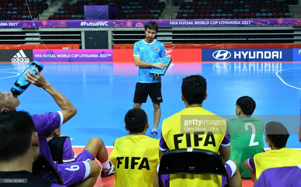Buổi tập làm quen sân thi đấu của đội tuyển futsal Việt Nam ảnh 1 Buổi tập làm quen sân thi đấu của đội tuyển futsal Việt Nam ảnh 1