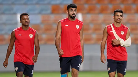Zahir (bìa phải) cùng hai cầu thủ khác của Oman phải tập riêng hôm 8-10