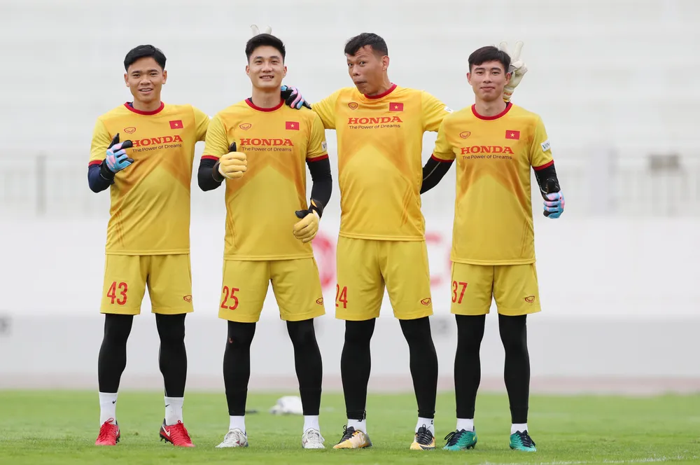 Hùng Dũng sang Singapore trễ hơn các đồng đội ảnh 1 Hùng Dũng sang Singapore trễ hơn các đồng đội ảnh 1