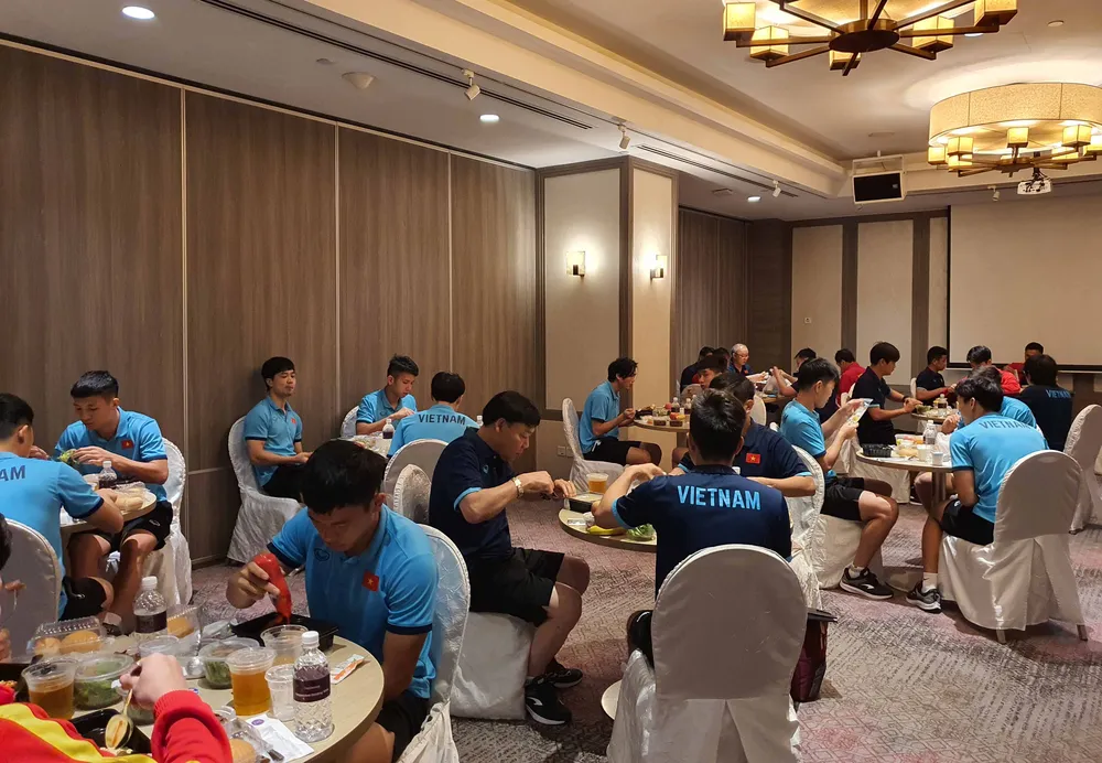Do tình hình dịch Covid-19 nên BTC đã không bố trí ăn buffet mà thức ăn được dưa lên bàn ăn. Đội tuyển Vệt Nam đã cho 3 cầu thủ/bàn ăn để tạo sự thoải mái