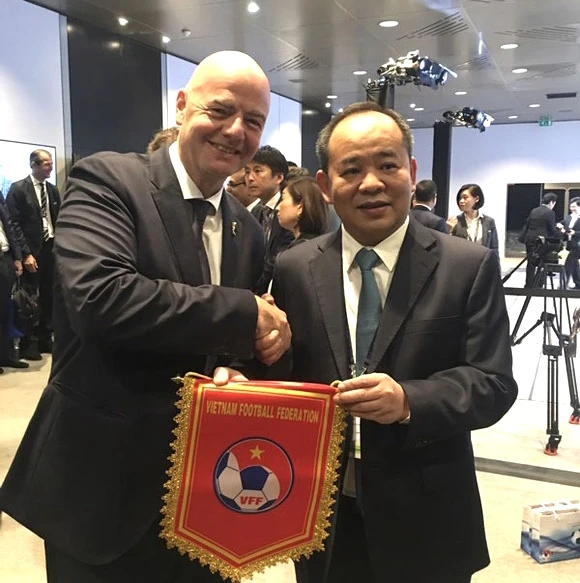 Ông Lê Khánh Hải với Chủ tịch FIFA Chủ tịch FIFA Gianni Infantino