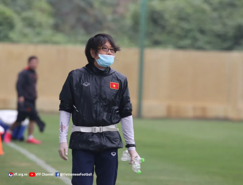 Đội tuyển Việt Nam ra sân tập ngày đầu năm mới ảnh 6