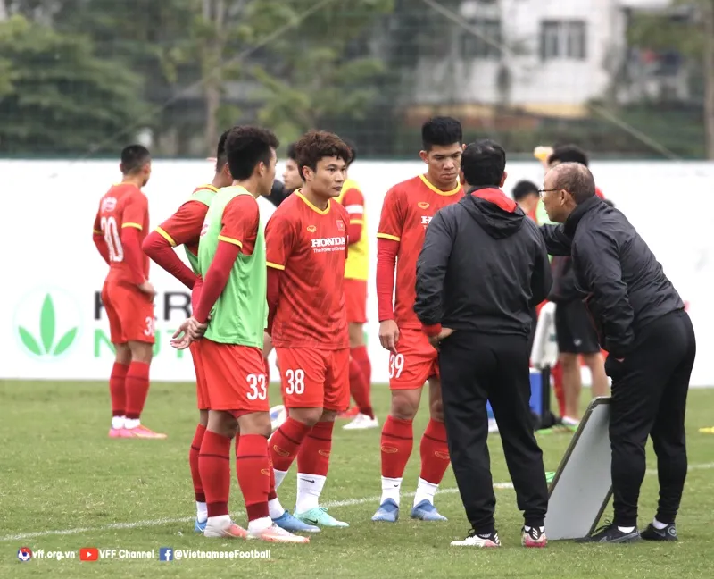 Thầy trò đội tuyển trên sân tập ngày 17-1