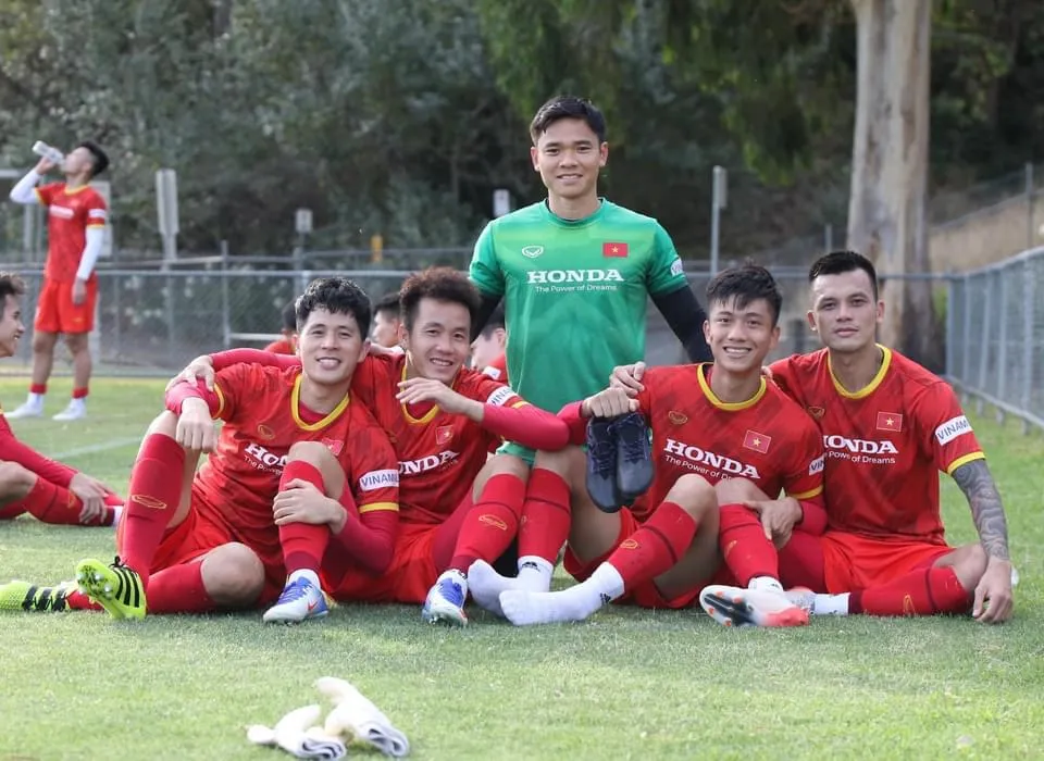 Tô Văn Vũ cùng các đồng đội trên sân tập ngày 23-1