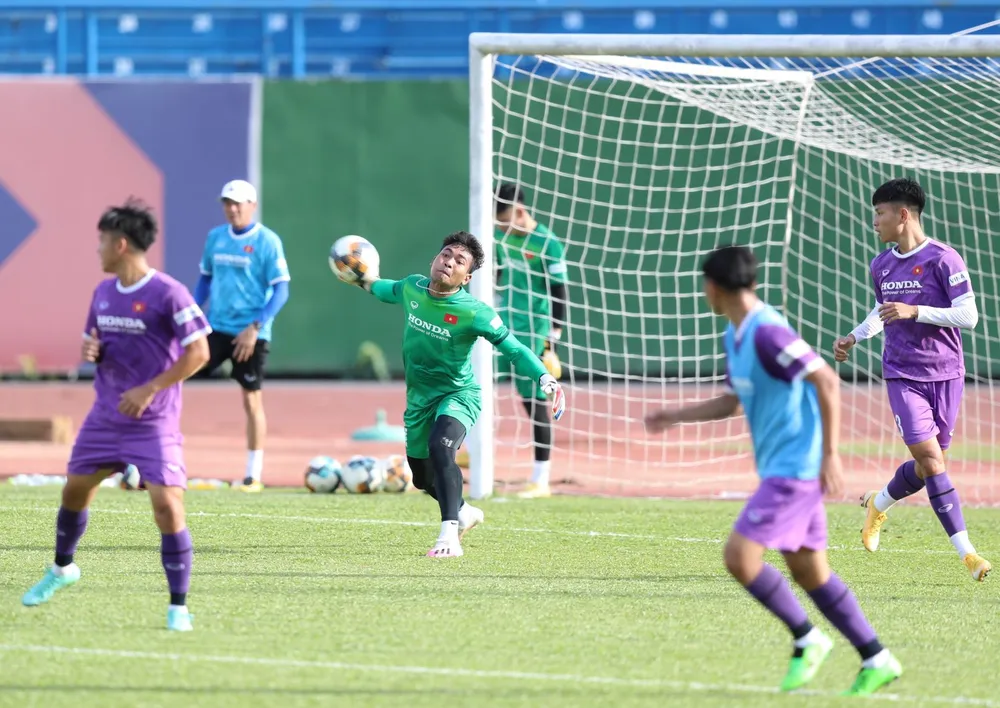 Buổi tập đầu tiên của U23 Việt Nam tại Bình Dương ảnh 2