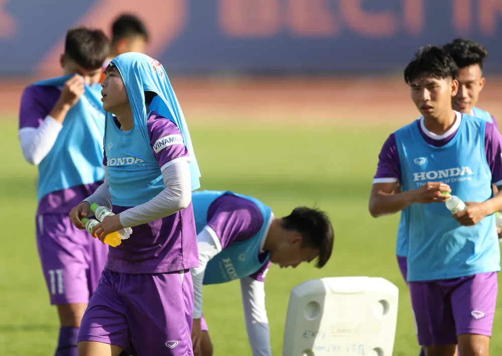 Buổi tập đầu tiên của U23 Việt Nam tại Bình Dương ảnh 3